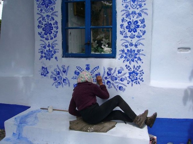 Ngôi nhà tường trắng đơn sơ nhưng dưới đôi bàn tay của cụ bà 90 tuổi, nó đã biến thành bức tranh họa tiết tuyệt đẹp - Ảnh 20.