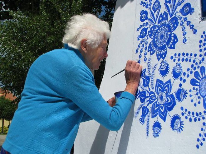 Ngôi nhà tường trắng đơn sơ nhưng dưới đôi bàn tay của cụ bà 90 tuổi, nó đã biến thành bức tranh họa tiết tuyệt đẹp - Ảnh 10.