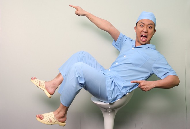 Trấn Th&agrave;nh bất ngờ bị r&aacute;ch đũng quần khi đang đ&oacute;ng h&agrave;i tr&ecirc;n s&acirc;n khấu - Ảnh 9.