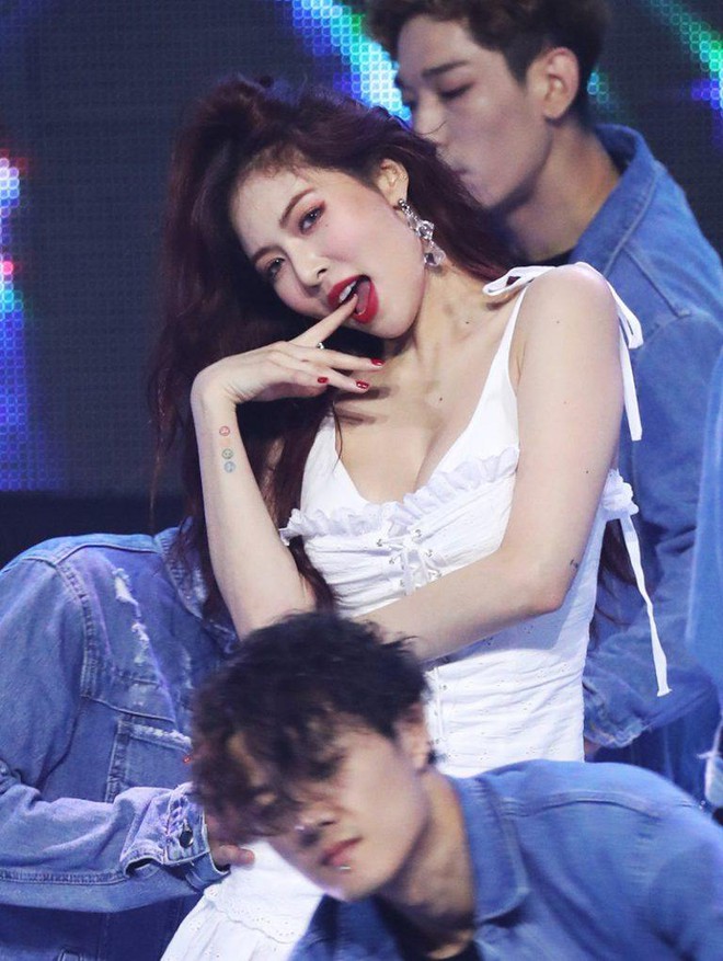 Chỉ bằng một động tác sexy này, Hyuna đã gây sốc trên sóng truyền hình - Ảnh 1.