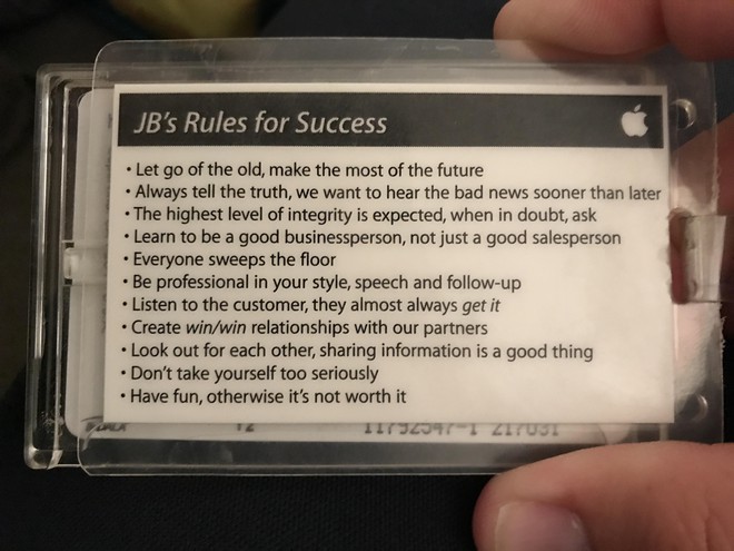 Bạn sẽ bất ngờ khi biết 11 điều luật thành công đính trên thẻ nhân viên Apple, điều số 5 đáng suy nghĩ nhất - Ảnh 1.