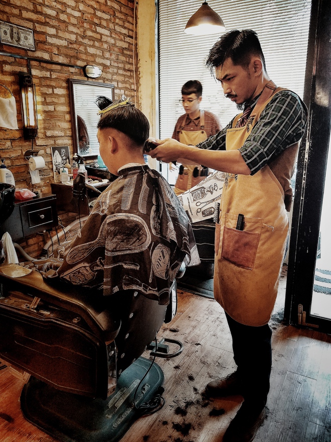 4RAU Barber Shop - Tiệm tóc đậm chất Hipster của diễn viên Hà Hiền Bụi đời Chợ Lớn - Ảnh 2.