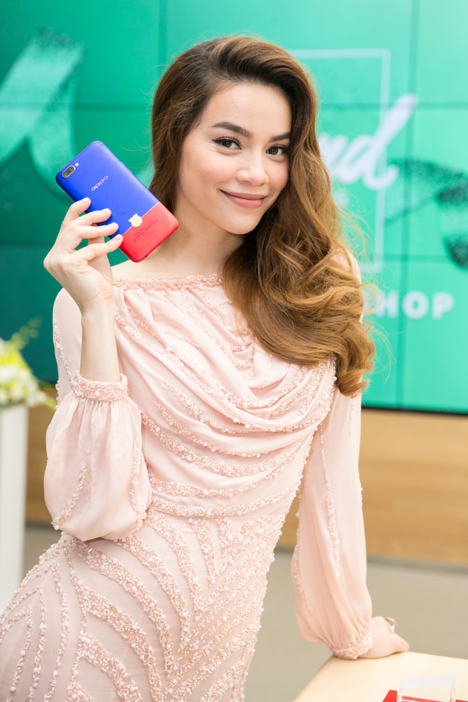 H&agrave; Hồ khiến ph&aacute;i mạnh ghen tỵ khi được trải nghiệm sớm smartphone R11 Barcelona FC - Ảnh 3.