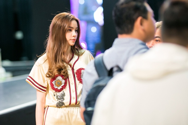 Ngọc Trinh diện nội y tập catwalk cho Đ&ecirc;m Hội Ch&acirc;n D&agrave;i bốc lửa tại Berlin - Ảnh 11.