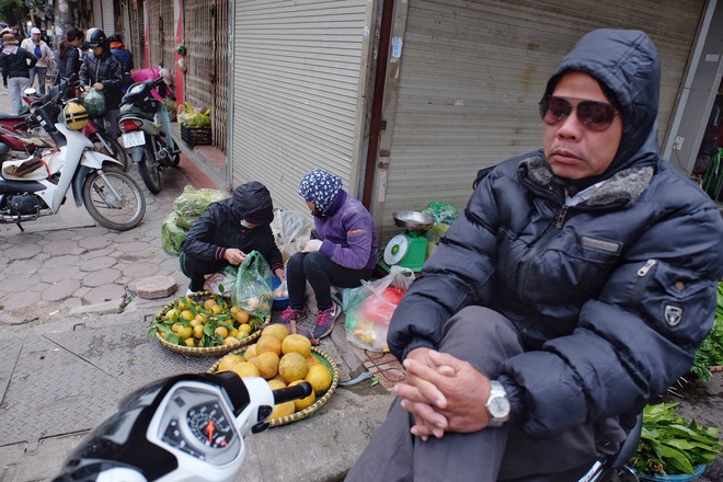 Chùm ảnh: Người Hà Nội co ro xuống phố trong cái lạnh kỷ lục từ đầu mùa - Ảnh 9.