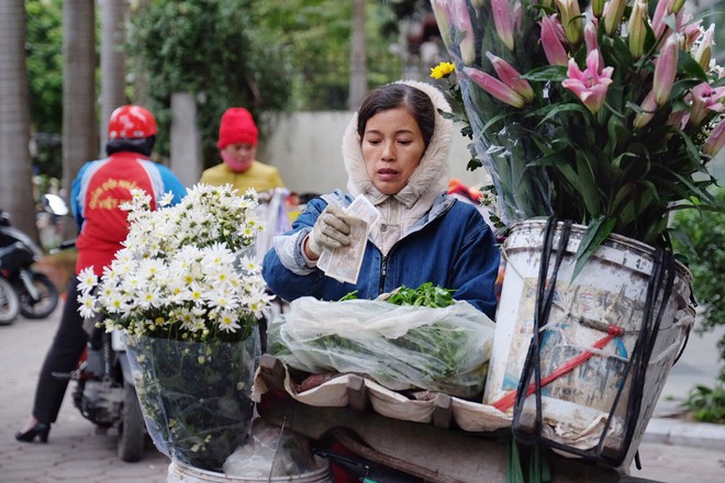 Chùm ảnh: Người Hà Nội co ro xuống phố trong cái lạnh kỷ lục từ đầu mùa - Ảnh 10.