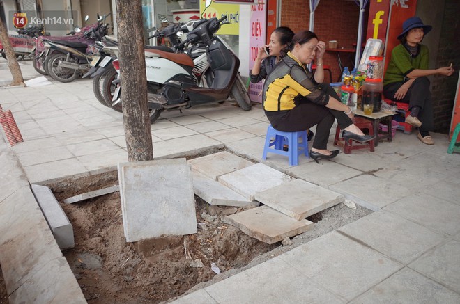 Sau một thời gian ngắn đi vào sử dụng, đá lát vỉa hè Hà Nội được quảng cáo bền tới 70 năm đã hư hỏng hàng loạt - Ảnh 6.