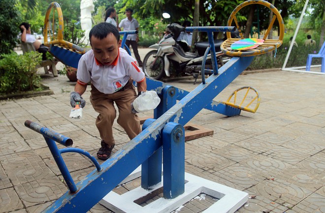 Sinh vi&ecirc;n H&agrave;n Quốc đội nắng sơn sửa tường cửa, đồ chơi gi&uacute;p trẻ em chất độc da cam Đ&agrave; Nẵng - Ảnh 6.