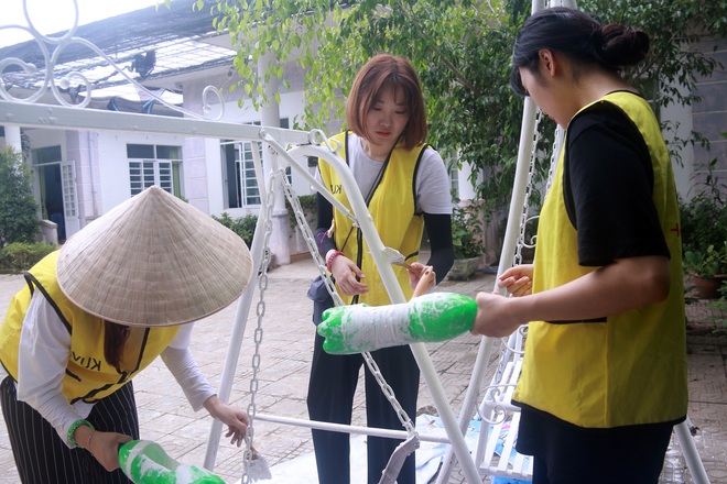 Sinh vi&ecirc;n H&agrave;n Quốc đội nắng sơn sửa tường cửa, đồ chơi gi&uacute;p trẻ em chất độc da cam Đ&agrave; Nẵng - Ảnh 1.