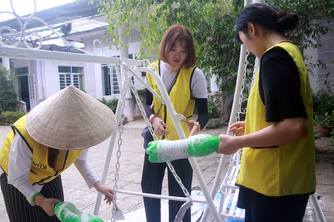 Sinh viên Hàn Quốc đội nắng sơn sửa tường cửa, đồ chơi giúp trẻ em chất độc da cam Đà Nẵng - Ảnh 1.