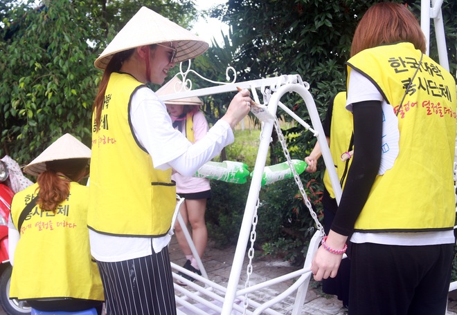 Sinh vi&ecirc;n H&agrave;n Quốc đội nắng sơn sửa tường cửa, đồ chơi gi&uacute;p trẻ em chất độc da cam Đ&agrave; Nẵng - Ảnh 4.