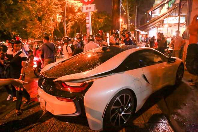 Tiếp tục ra qu&acirc;n gi&agrave;nh vỉa h&egrave; ở S&agrave;i G&ograve;n: Xử phạt nhiều taxi, &ocirc; t&ocirc; sang lấn chiếm lề đường - Ảnh 3.