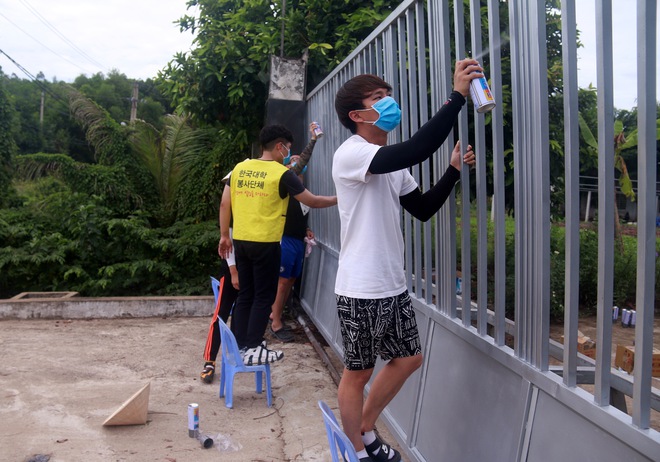 Sinh viên Hàn Quốc đội nắng sơn sửa tường cửa, đồ chơi giúp trẻ em chất độc da cam Đà Nẵng - Ảnh 3.