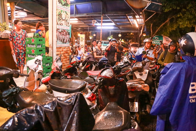 Tiếp tục ra qu&acirc;n gi&agrave;nh vỉa h&egrave; ở S&agrave;i G&ograve;n: Xử phạt nhiều taxi, &ocirc; t&ocirc; sang lấn chiếm lề đường - Ảnh 5.