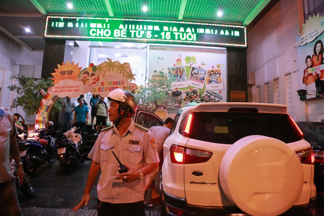 Tiếp tục ra quân giành vỉa hè ở Sài Gòn: Xử phạt nhiều taxi, ô tô sang lấn chiếm lề đường - Ảnh 8.