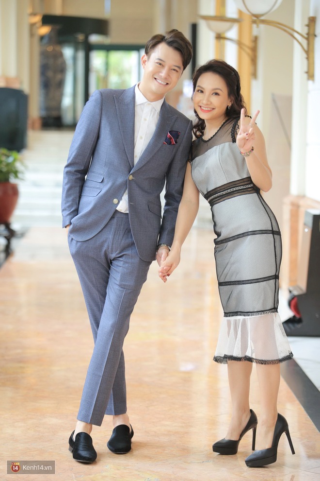 Vợ chồng Bảo Thanh - Anh Dũng tình cảm hôn mẹ chồng Lan Hương tại sự kiện - Ảnh 3.