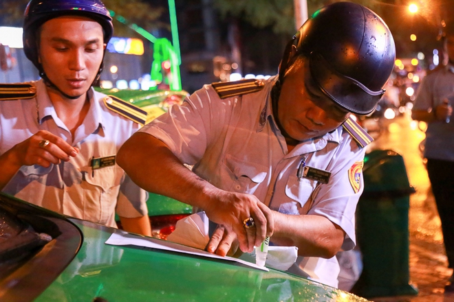 Tiếp tục ra quân giành vỉa hè ở Sài Gòn: Xử phạt nhiều taxi, ô tô sang lấn chiếm lề đường - Ảnh 10.