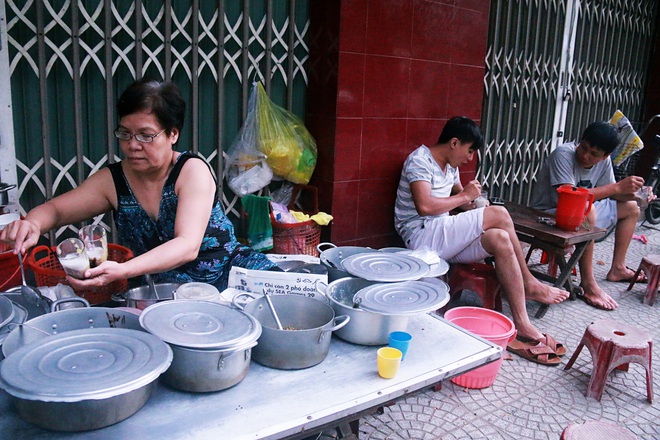 B&agrave; chủ qu&aacute;n ch&egrave; 5.000 đồng hơn 40 năm giữa l&ograve;ng Đ&agrave; Nẵng: Tăng gi&aacute; th&igrave; học sinh, c&ocirc;ng nh&acirc;n sao c&oacute; tiền mua! - Ảnh 1.