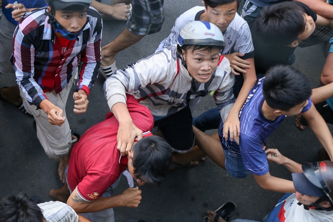 Clip: Hàng trăm người dân đánh nhau giành tiền cúng cô hồn gây náo loạn đường phố Sài Gòn - Ảnh 8.