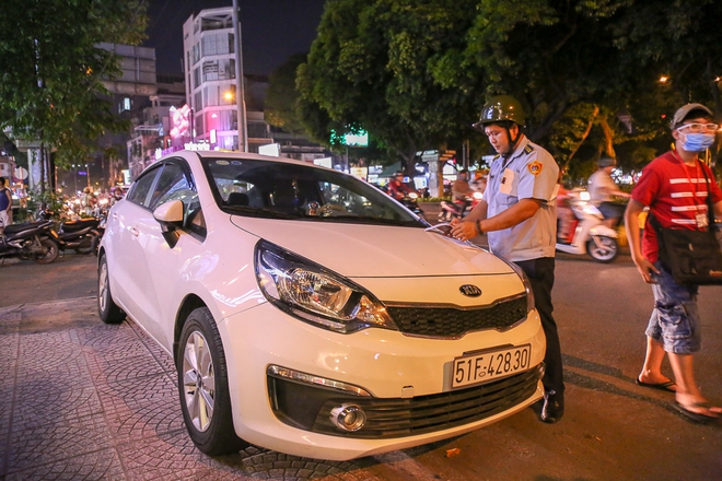 Tiếp tục giành lại vỉa hè ở Sài Gòn: Vừa đi vệ sinh vài phút, tài xế bị Đoàn liên ngành quận 1 phạt 700.000 đồng - Ảnh 5.