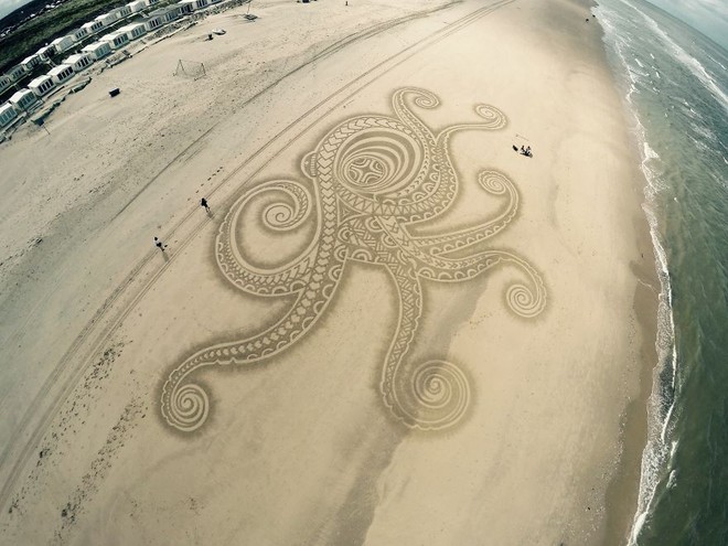 Ngắm những bức tranh cát ấn tượng trải dài trên bãi biển - Ảnh 1.
