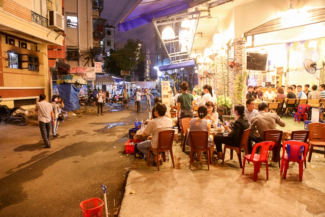 Tiếp tục gi&agrave;nh lại vỉa h&egrave; ở S&agrave;i G&ograve;n: Vừa đi vệ sinh v&agrave;i ph&uacute;t, t&agrave;i xế bị Đo&agrave;n li&ecirc;n ng&agrave;nh quận 1 phạt 700.000 đồng - Ảnh 8.