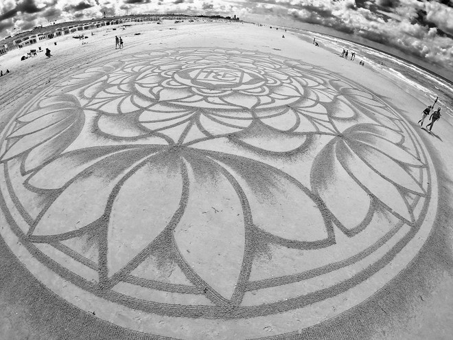 Ngắm những bức tranh cát ấn tượng trải dài trên bãi biển - Ảnh 3.