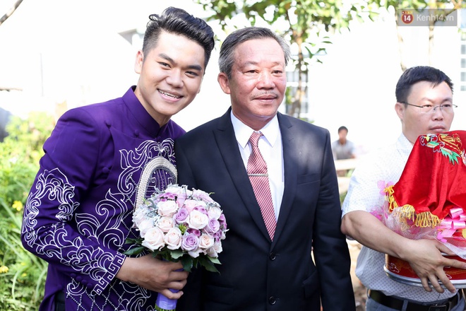 Cô dâu Lê Phương hạnh phúc hôn chú rể Trung Kiên trong lễ cưới sáng nay - Ảnh 3.