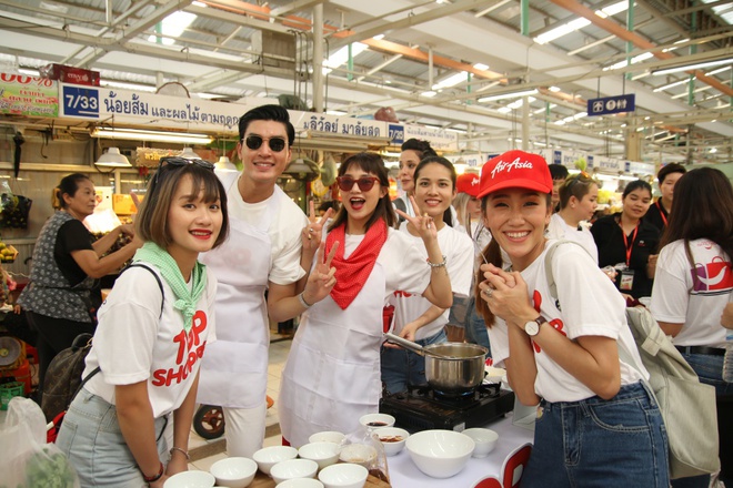 Salim, Quang Đại vừa c&oacute; m&agrave;n thi mua sắm xuất sắc với loạt hot face c&aacute;c nước tại Th&aacute;i Lan - Ảnh 6.