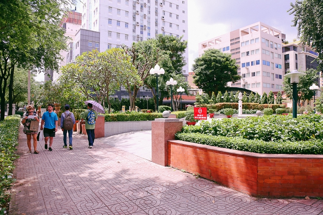 Phối cảnh hai khu phố hàng rong được sử dụng vỉa hè để buôn bán ở trung tâm Sài Gòn - Ảnh 3.