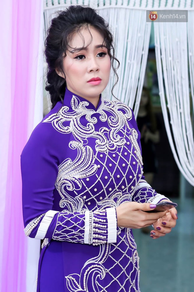Cô dâu Lê Phương hạnh phúc hôn chú rể Trung Kiên trong lễ cưới sáng nay - Ảnh 7.