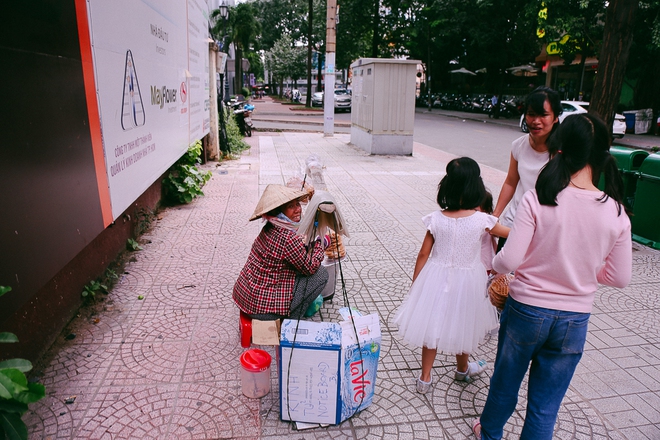 Phối cảnh hai khu phố hàng rong được sử dụng vỉa hè để buôn bán ở trung tâm Sài Gòn - Ảnh 9.