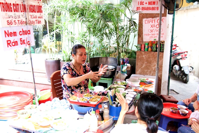 Quán ốc đặc biệt ở Hà Nội: Suốt 20 năm chủ và nhân viên không nói với khách một lời - Ảnh 9.