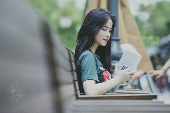Loạt ảnh của nữ sinh Hà Nội chứng minh đã xinh thì cầm sách đọc thôi cũng  đẹp!