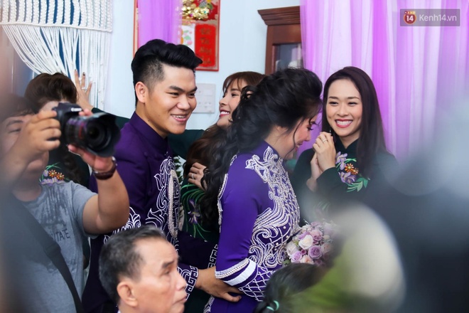 Cô dâu Lê Phương hạnh phúc hôn chú rể Trung Kiên trong lễ cưới sáng nay - Ảnh 9.