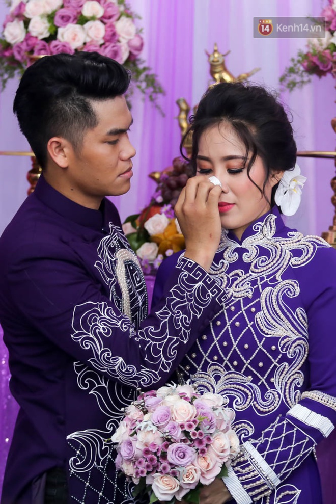 Cô dâu Lê Phương hạnh phúc hôn chú rể Trung Kiên trong lễ cưới sáng nay - Ảnh 16.