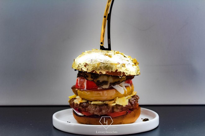Bánh hamburger dát vàng lấp lánh có giá 52 triệu đồng - Ảnh 3.