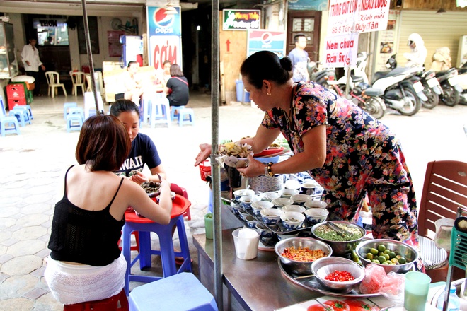 Quán ốc đặc biệt ở Hà Nội: Suốt 20 năm chủ và nhân viên không nói với khách một lời - Ảnh 11.