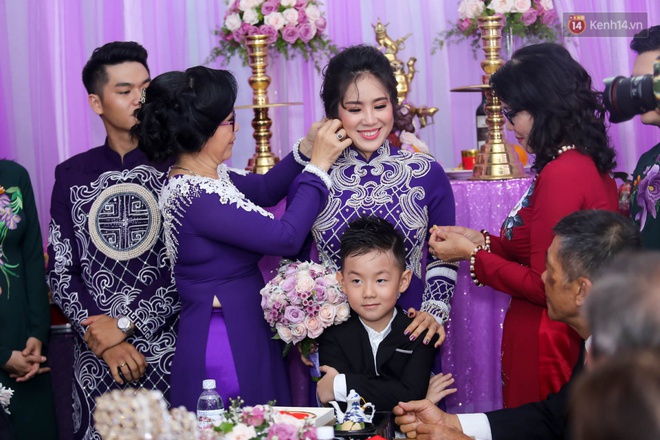 Cô dâu Lê Phương hạnh phúc hôn chú rể Trung Kiên trong lễ cưới sáng nay - Ảnh 17.