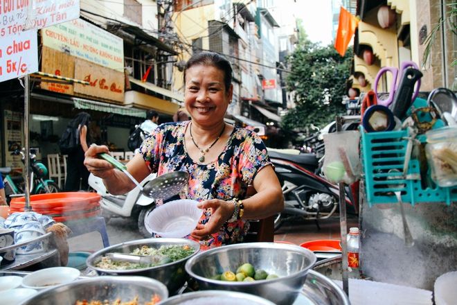 Quán ốc đặc biệt ở Hà Nội: Suốt 20 năm chủ và nhân viên không nói với khách một lời - Ảnh 13.