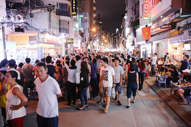 TP. HCM: Hàng nghìn người dân và du khách ùn ùn đổ về phố đi bộ Bùi Viện trong ngày khai trương - Ảnh 5.