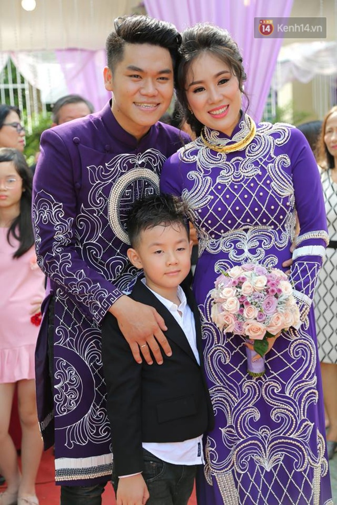 Cô dâu Lê Phương hạnh phúc hôn chú rể Trung Kiên trong lễ cưới sáng nay - Ảnh 19.