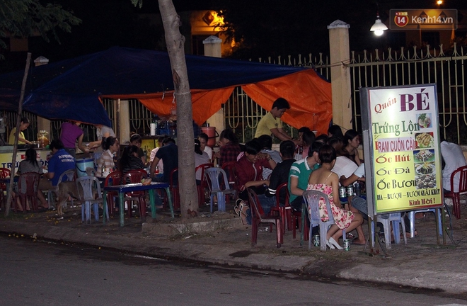 “Hạnh phúc không lời” nơi quán ăn vặt dễ thương của đôi vợ chồng trẻ bị câm điếc ở Đà Nẵng - Ảnh 1.