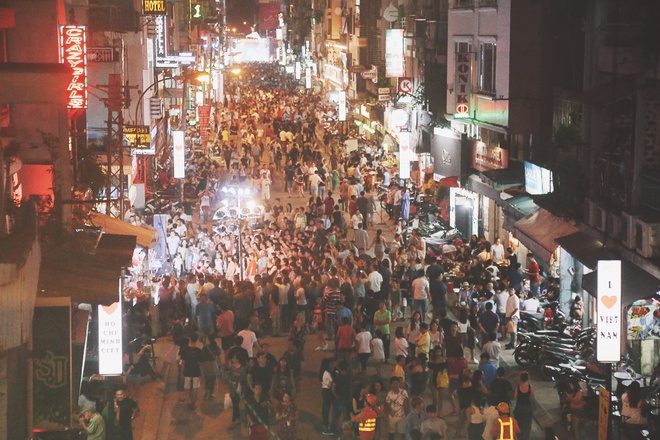 TP. HCM: Hàng nghìn người dân và du khách ùn ùn đổ về phố đi bộ Bùi Viện trong ngày khai trương - Ảnh 3.