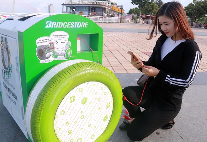 Cận cảnh thùng rác thông minh có thể sạc điện thoại bằng năng lượng mặt trời ở Đà Nẵng - Ảnh 2.