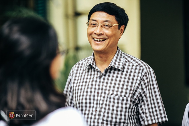 Chỉ còn 1 năm cuối ở Việt Đức nữa thôi, thầy Bình sẽ luôn được học sinh nhớ đến là thầy hiệu trưởng vui vẻ nhất Hà Nội! - Ảnh 1.