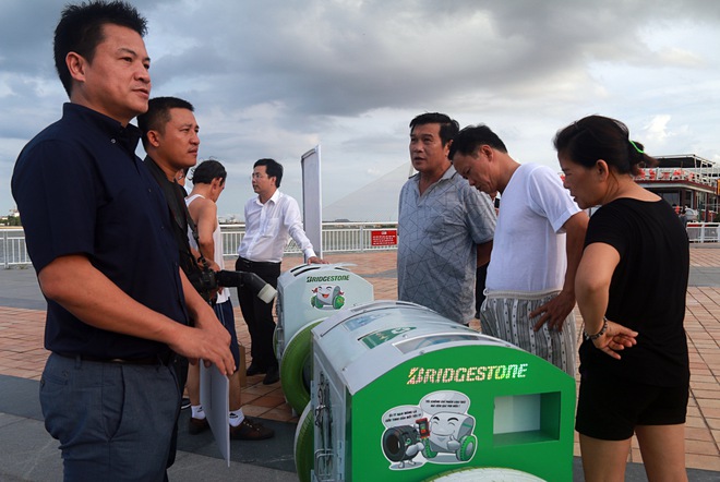 Cận cảnh thùng rác thông minh có thể sạc điện thoại bằng năng lượng mặt trời ở Đà Nẵng - Ảnh 10.