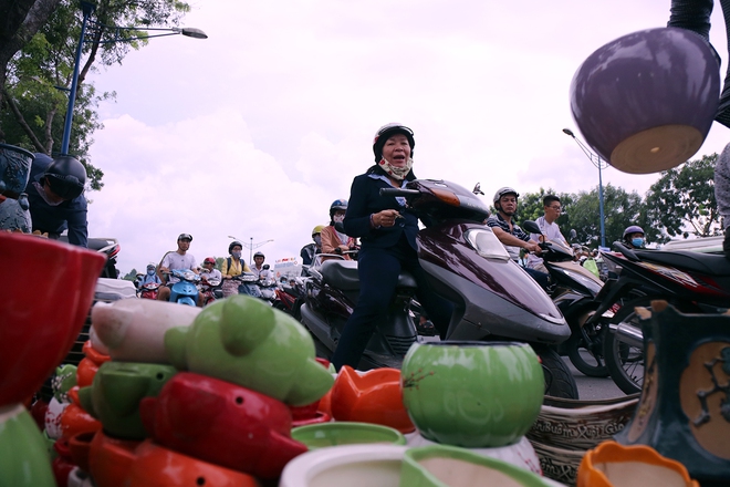 H&agrave;ng chục gian h&agrave;ng gần s&acirc;n bay T&acirc;n Sơn Nhất ồ ạt thanh l&yacute; ch&oacute;, g&agrave;, c&acirc;y cảnh, giao th&ocirc;ng S&agrave;i G&ograve;n hỗn loạn - Ảnh 11.