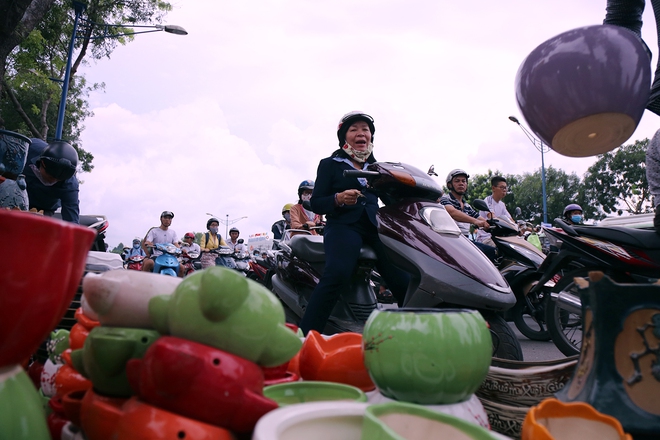 Hàng chục gian hàng gần sân bay Tân Sơn Nhất ồ ạt thanh lý chó, gà, cây cảnh, giao thông Sài Gòn hỗn loạn - Ảnh 11.