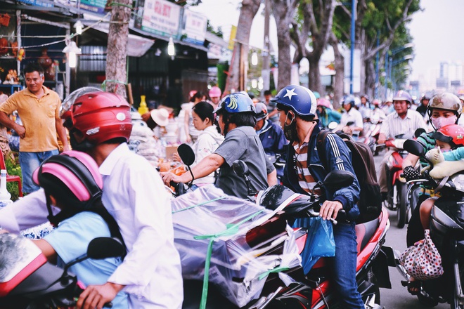 Xả hàng trả mặt bằng các loại chậu cây, cây cảnh, cún, thỏ... tại ngã ba mũi tàu 14